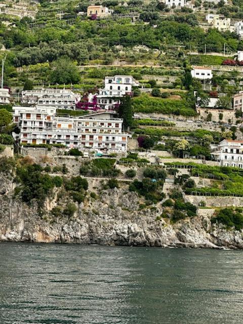 Appartamento Di Raphael Con Discesa Privata Al Mare Амальфі Екстер'єр фото